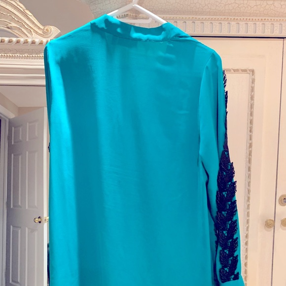 Amazing Apt9 green blouse with embroidery black color on the both sleeves. - Picture 3 of 10